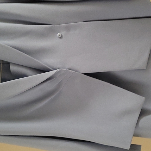 TAHARI  SUITS. - Picture 10 of 12